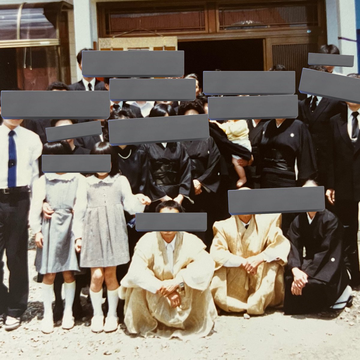 祖父のお葬式のときの写真見つけた。前列で座ってる喪主ともうひとりは麻の裃と袴を着けている。この頃まではまだ土葬で、山の中の墓地までみんなで棺を担いで歩いて行ったのだった。前列の女の子ふたりがおれと妹。