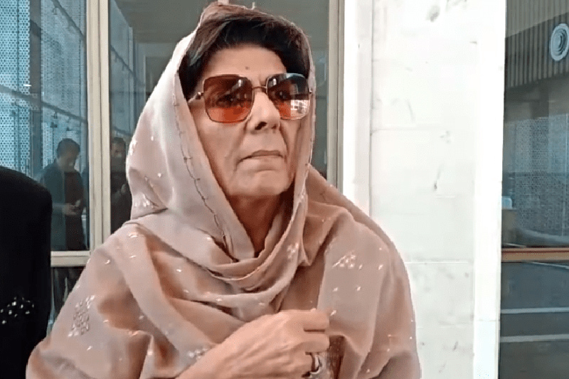 عمران خان کا ابھی تک کوئی علاج نہیں ہوا ، پی ٹی آئی کو محسن نقوی کو چیلنج کرنا چاہیے ، پارٹی کو دو ٹوک کہتے ہیں کہ عمران خان کی صحت کے معاملے پر فیملی سے پوچھے بغیر کوئی فیصلہ نہ کریں ، علیمہ خان