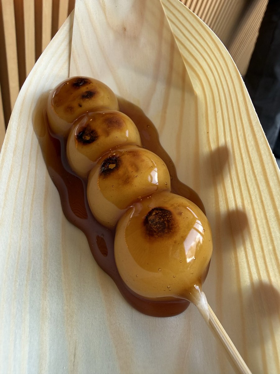 naominee46's tweet photo. 定山渓温泉にオープンした団子屋!焼きみたらし団子がふわふわで美味しい😋国道沿い白糸の滝？バス停前　定団渓🍡 https://t.co/vcWAXwE8EG