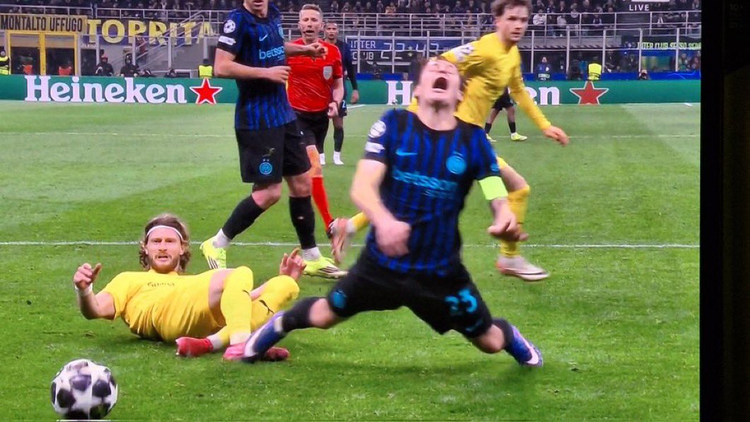 DiegoDeLucaX's tweet photo. Più lo guardo e più penso che avremmo vissuto una roba simile se fosse avvenuto in Serie A:
- Var: “rivedilo, c’è contatto”
- rigore Inter
- espulsione difensore
- elogio Barella
- titoli nazionali (tv, giornali ecc.): “Più forti di tutto”

Sipario. https://t.co/OLIxI0Bhxg