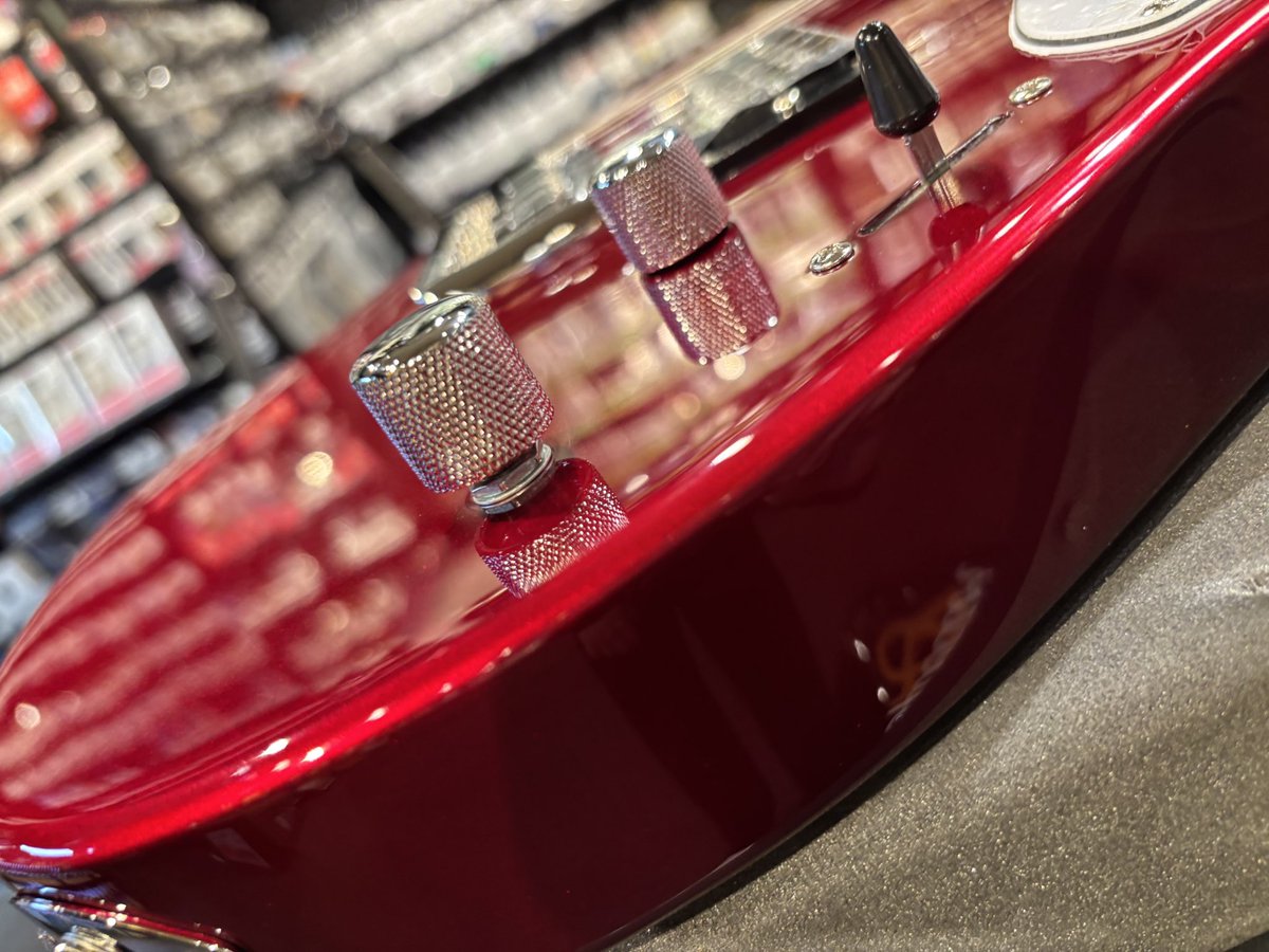 bbsendai's tweet image. 📢新商品入荷情報📢

GrassRoots / G-THROBBER-DX #CandyAppleRed

先日発表された鮮やかなキャンディの🍎
新カラーが入荷致しました‼️
コイルタップ機能
スターカット・コンターカット付きで
プレイアビリティ抜群です✨

入門にもピッタリのギターですので
是非店頭でお試しください🔥