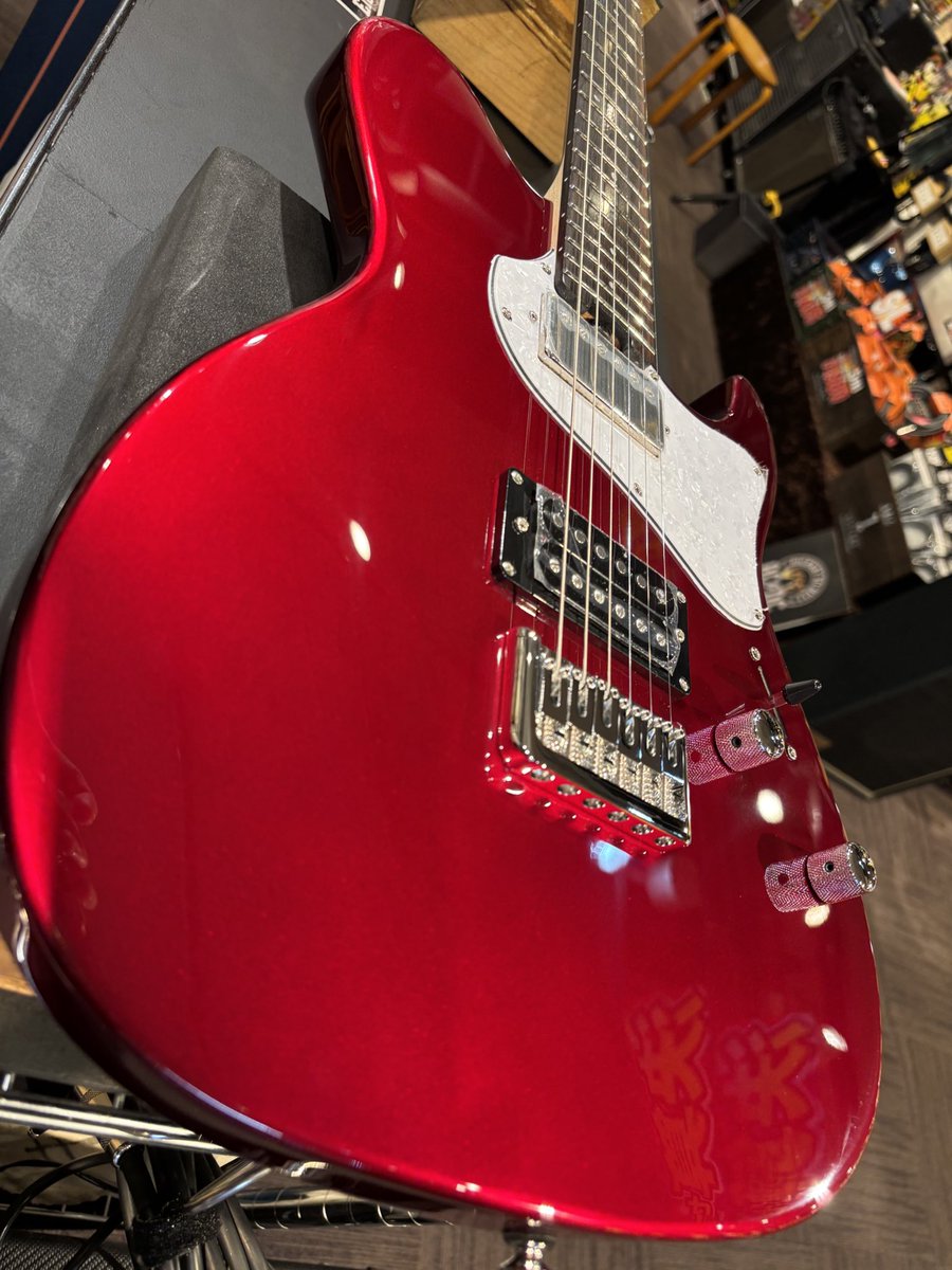 bbsendai's tweet image. 📢新商品入荷情報📢

GrassRoots / G-THROBBER-DX #CandyAppleRed

先日発表された鮮やかなキャンディの🍎
新カラーが入荷致しました‼️
コイルタップ機能
スターカット・コンターカット付きで
プレイアビリティ抜群です✨

入門にもピッタリのギターですので
是非店頭でお試しください🔥