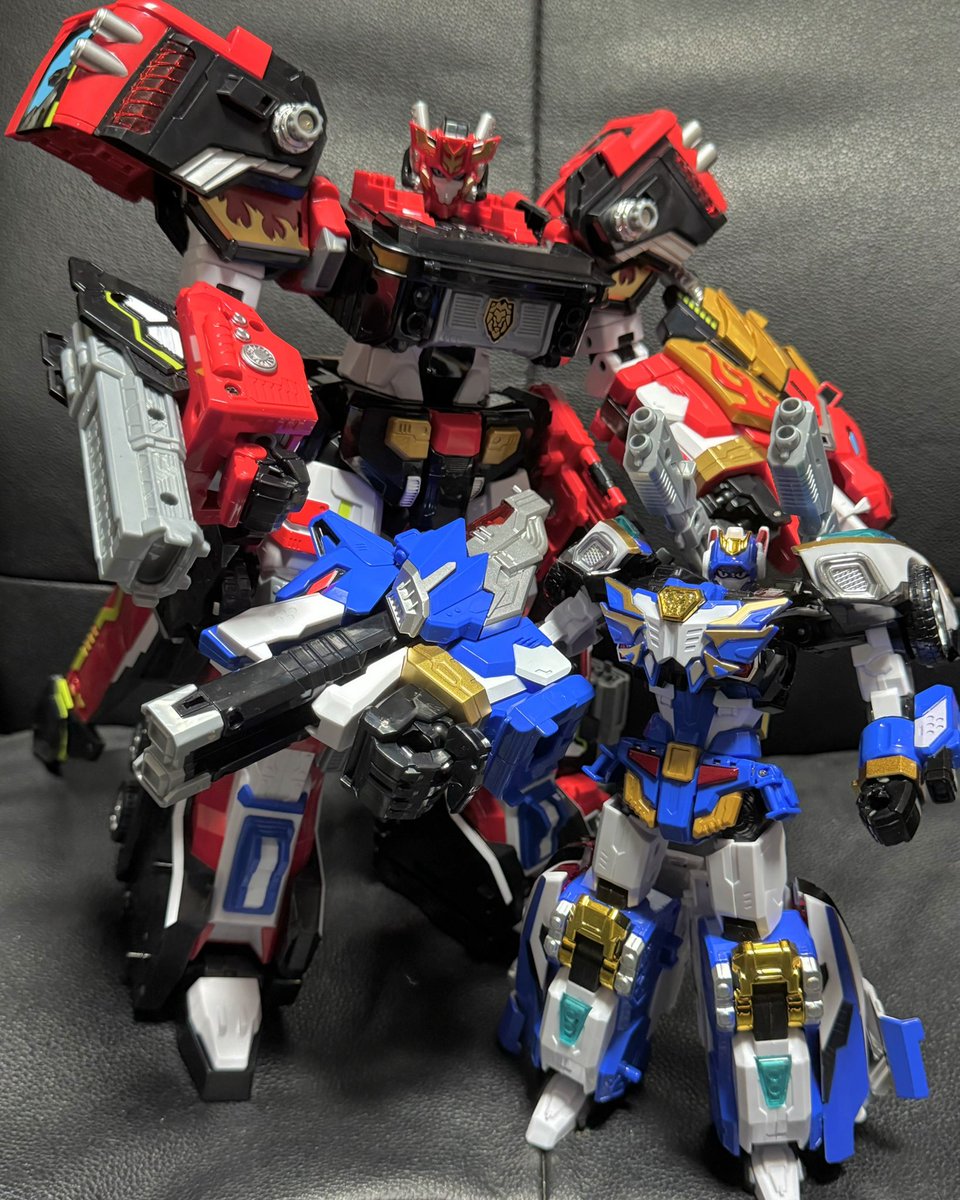 韓国発作品 メタルカードボットW より ブルーコップW、ブレイオン 合体