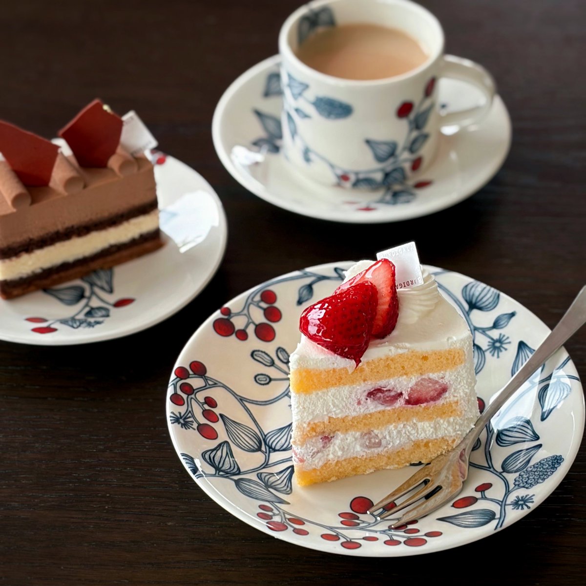 おやつはブルディガラ（で買ったオーディネールさん）のケーキ。
シャンティフレーズとオセロ。美味しいなぁ。こちらのケーキも今のうちに食べておかねば。