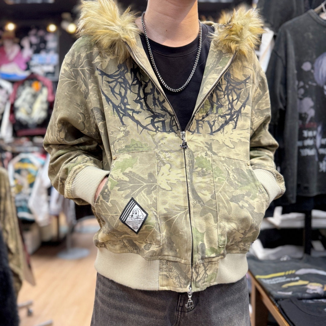 ichiya_1947's tweet photo. #イチヤ帯屋町店 です✨
本日はおすすめ商品のご紹介です～

#GALFY「森林パーカー 森に潜みし猟犬」🌲🦴
#迷彩 ×ロゴで存在感バツグン！
寒い季節の主役アウターにぜひ❄️🧥

📎商品の詳細はこちら📎
https://t.co/KVpEjJUGjY

#メンズファッション 
#フーディー
#冬ファッション https://t.co/18dz7GsbHV