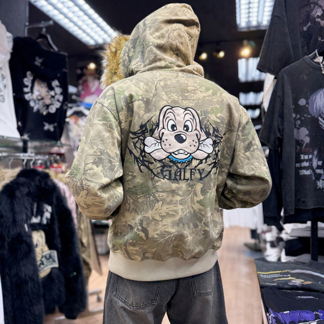 ichiya_1947's tweet photo. #イチヤ帯屋町店 です✨
本日はおすすめ商品のご紹介です～

#GALFY「森林パーカー 森に潜みし猟犬」🌲🦴
#迷彩 ×ロゴで存在感バツグン！
寒い季節の主役アウターにぜひ❄️🧥

📎商品の詳細はこちら📎
https://t.co/KVpEjJUGjY

#メンズファッション 
#フーディー
#冬ファッション https://t.co/18dz7GsbHV