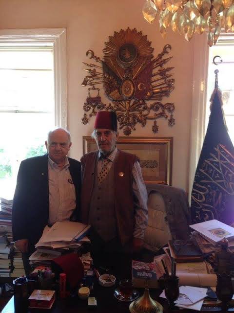 Derin tarih, Yunan tarihçi Dimitri Kitsikis'e soruyor:

Gazeteci Ward Price hatıralarında M. Kemal’in Pera Palas’ta İngilizlerin emrinde bir vali olarak çalışmaya hazır olduğunu söylüyor. Bu bilgi doğru mu?

Bu kesinlikle doğru değil. Ward Price, maaşı, başkanlığını Lord