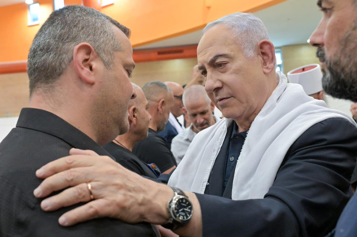 TheSharkLady's tweet photo. @KastelMoti כרגיל אצל נתניהו, הכל הצגות ושקרים לקראת הבחירות. הוא עונד שעון פנראי כמעט בכל התמונות שלו.

שעון כזה שווה כמה וכמה אלפי דולרים. מעניין מי קנה לו. https://t.co/XhEIqj18fo