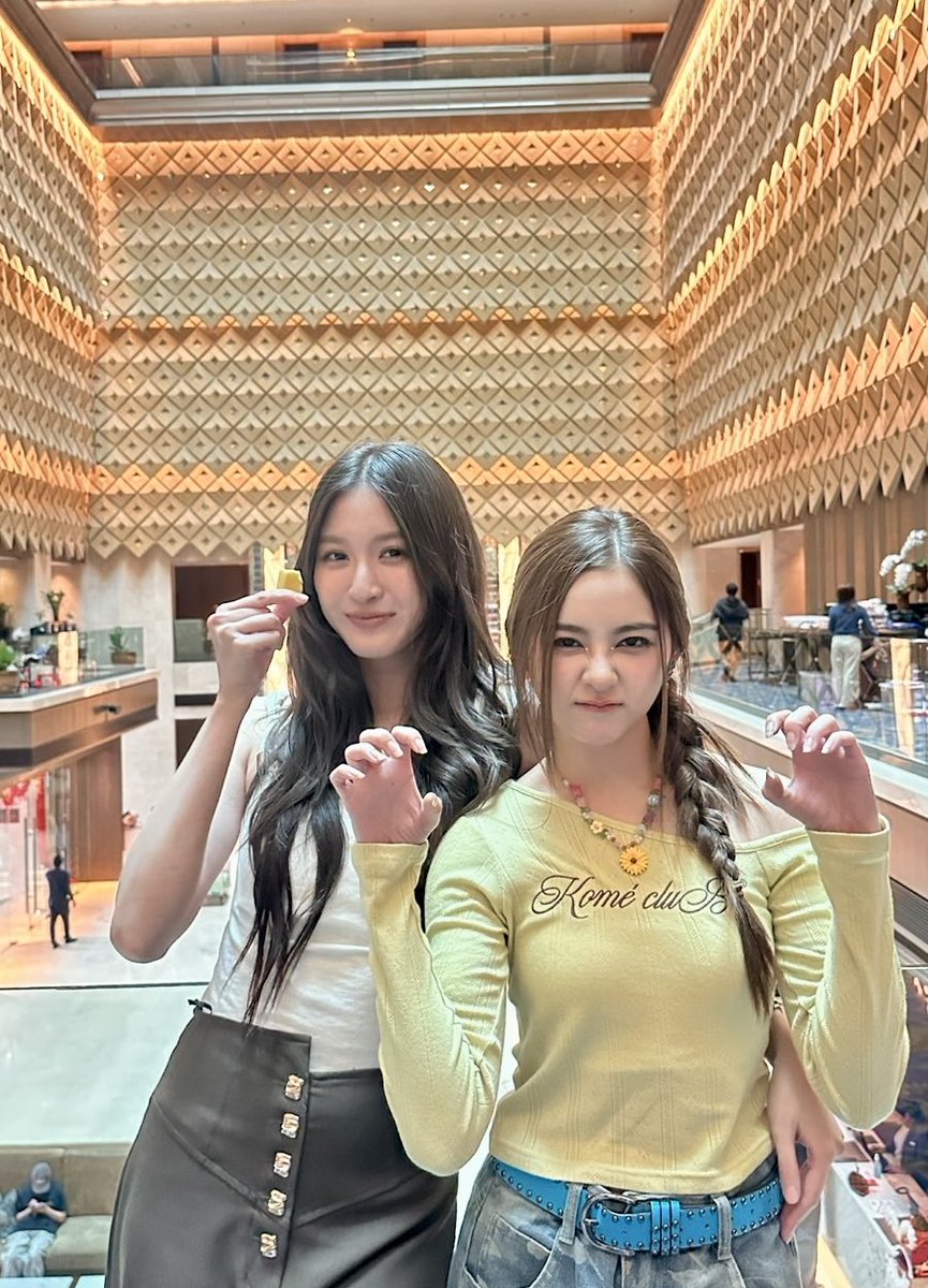 mimrts's tweet photo. with 𝖯’ 𝖵𝗂𝖾𝗐 ㅤ🧣📞﹒ᝰ  golden hues and playful claws beneath chandelier light, standing beside her with a fearless grin. Almost at the final queue, hearts beating in a cinematic rhythm. 🪷 this chapter feels spellbinding, energy shimmering softly around us ㅤ〃 ₊˚ 👱🏻‍♀🍒 https://t.co/DrjuyxwpQa