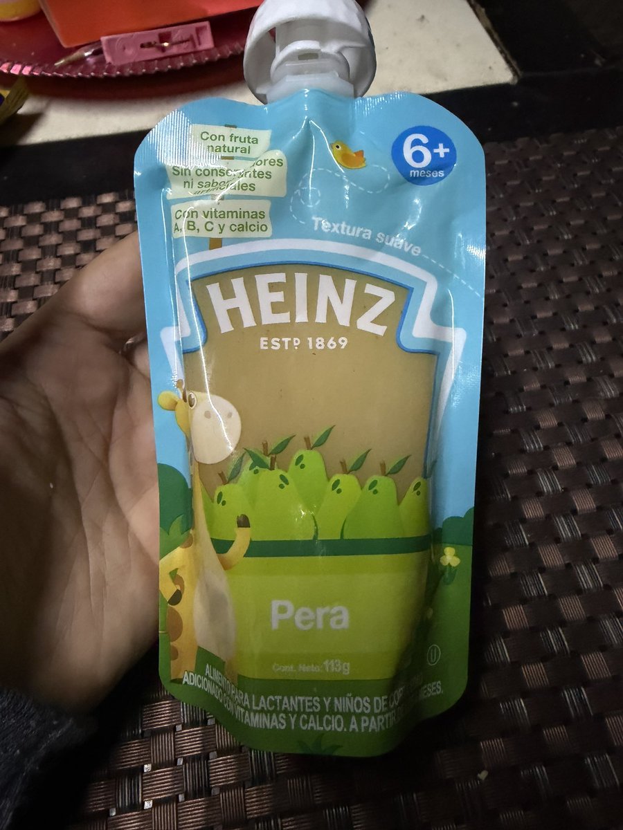 azyitas's tweet photo. @MexicoHeinz Mucho ojo: papilla para bebé de Heinz  con residuos negros en el tapón 😡. Es comida infantil y no debería pasar esto, adjunto fotos https://t.co/geZdnVM6qA