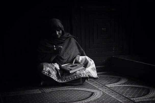 RumahSufi's tweet photo. إنعزل .. حتى تُلملم شتات روحك، فالفِراق يُنضّج الروح ويَسمو به نحو الكمال 

Mengasingkan diri lah… hingga kau bertemu kembali dengan kepingan-kepingan jiwamu yg berserakan, karena sesungguhnya perpisahan itu mematangkan jiwa dan mengangkatnya menuju kesempurnaan.” https://t.co/tNlZp0HtEK
