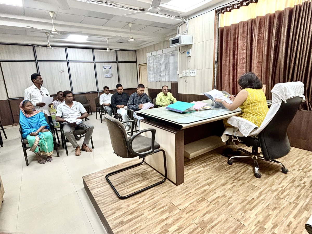 NizarMamlatdar's tweet photo. આજરોજ મામલતદાર કચેરી નિઝર ખાતે "તાલુકા સ્વાગત" ફરીયાદ નિવારણ કાર્યક્રમ યોજવામાં આવ્યો અરજદારશ્રીઓના વિવિધ પ્રશ્નો સાંભળી તમામનો હકારાત્મક નિકાલ કરવામાં આવ્યો.

#swagat2026

@CMOGuj @revenuegujarat  @InfoGujarat @CollectorTapi @infotapigog24 @nizarprant 
@TalukaN78071 https://t.co/4ttbjHwI3G