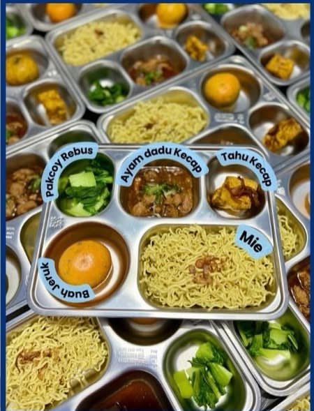 aaccuutt's tweet photo. @Hnirankara @prabowo Kak bandingkannya jangan menu basah dan kering, ini bbrp menu basah SPPG swasta 🙏🏻🙏🏻 https://t.co/cfpEqYl32M