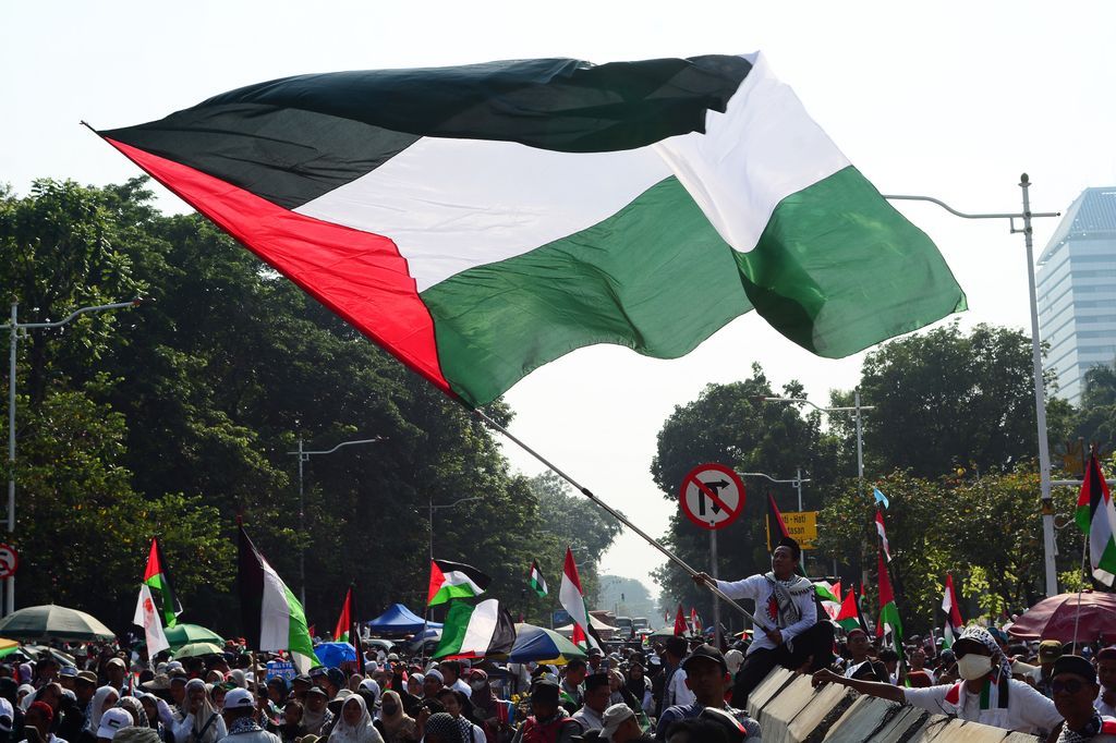 FrstHand tweet media