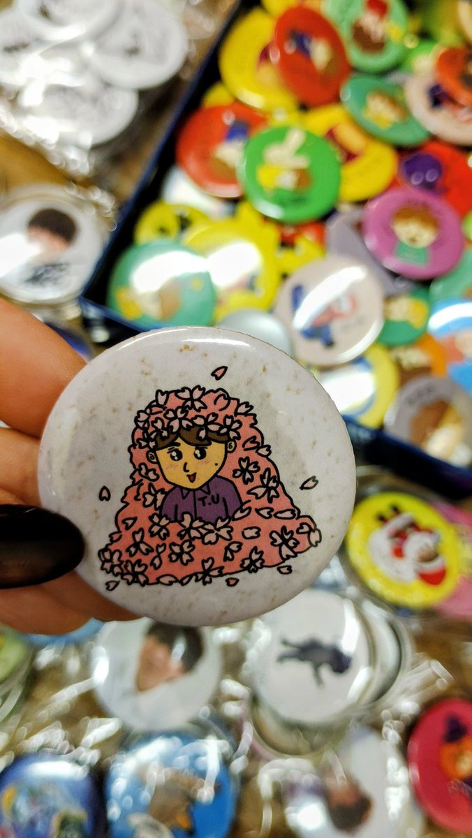 ☔暇なので 仕事サボって 缶バッチ整理中 気がついたら……あたしと一緒