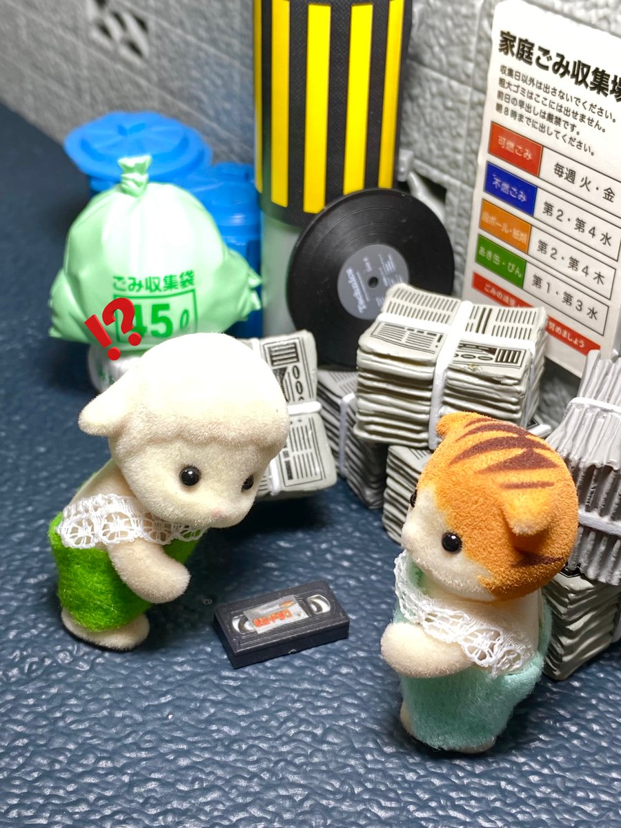 ねえ、これってなんだろう？」 「遥か昔のビデオ戦争に勝ったVHSビデオ