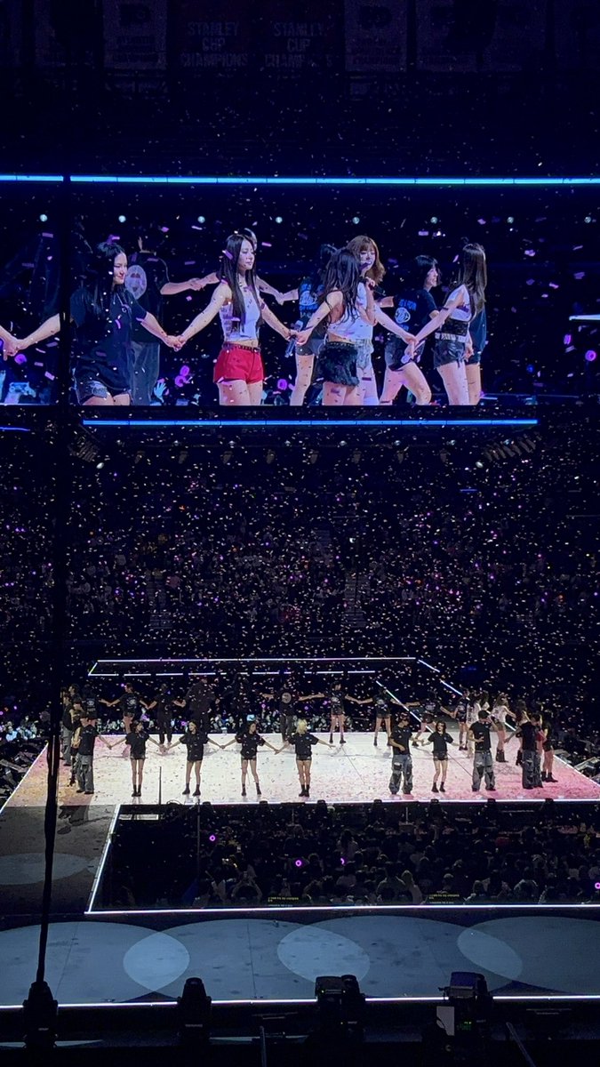 reveluvtzu's tweet image. my eyes have been blessed #twice #philly 🫶🫶 encore: feel special, twice song; missing: mina, dahyun