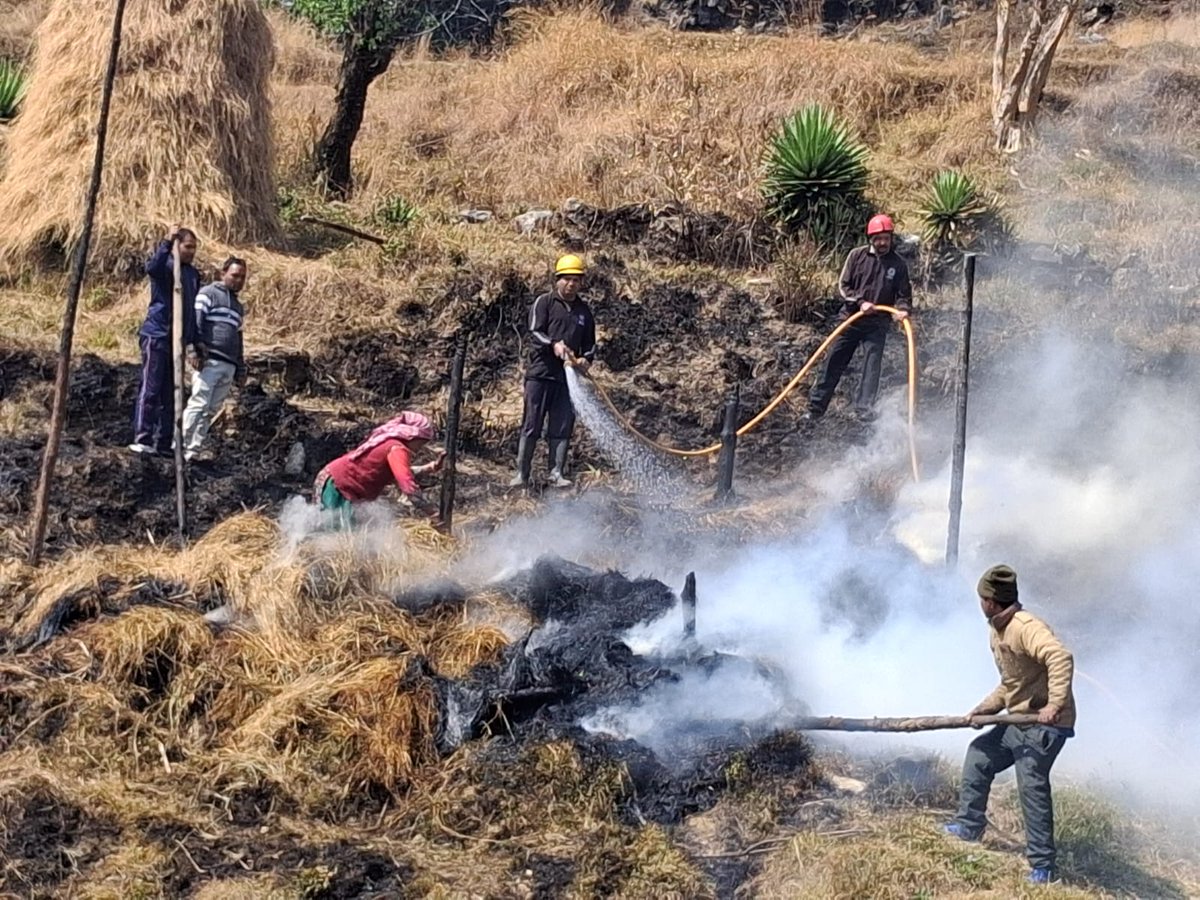 PoliceBageshwar's tweet image. 📷 त्वरित कार्रवाई: कपकोट पुलिस/फायर यूनिट ने फरसाली (मल्लदेश) में घास के लुट्ठों में लगी विकराल आग पर पाया काबू। 📷
#BageshwarPolice #FireService #SafetyFirst #UttarakhandPolice