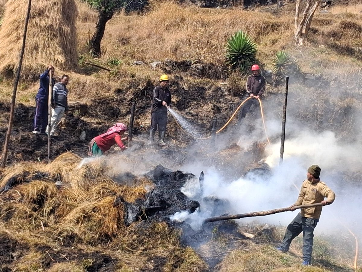 PoliceBageshwar's tweet image. 📷 त्वरित कार्रवाई: कपकोट पुलिस/फायर यूनिट ने फरसाली (मल्लदेश) में घास के लुट्ठों में लगी विकराल आग पर पाया काबू। 📷
#BageshwarPolice #FireService #SafetyFirst #UttarakhandPolice