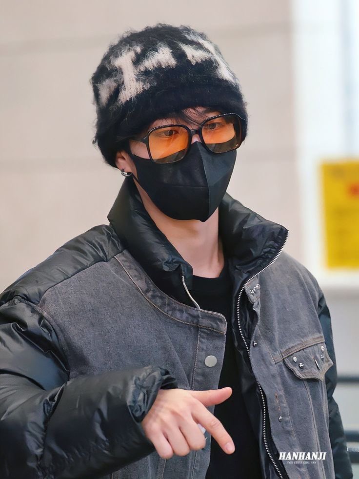 ediblehan's tweet photo. when my opponent for best dressed at the airport is han jisung so ik i just gotta die https://t.co/4atyvgIwDh