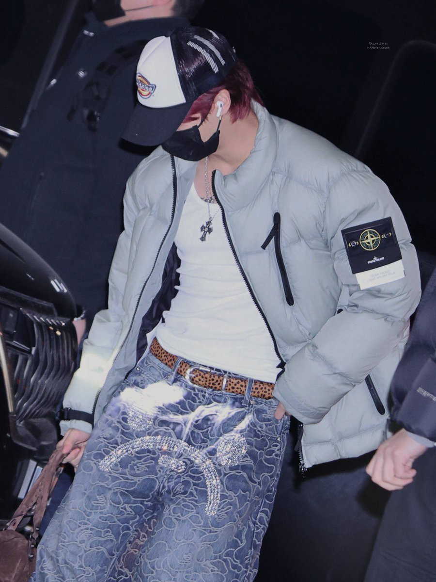 ediblehan's tweet photo. when my opponent for best dressed at the airport is han jisung so ik i just gotta die https://t.co/4atyvgIwDh