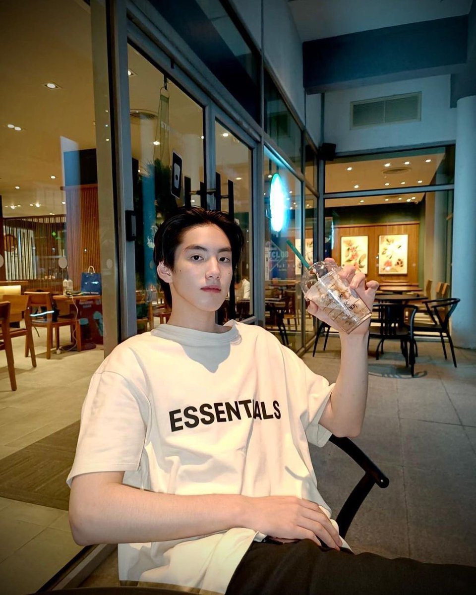 เพิ่งสังเกต ข้างหลังคือเอเอเหรอ เหมือนแอบคบกันอ่ะ