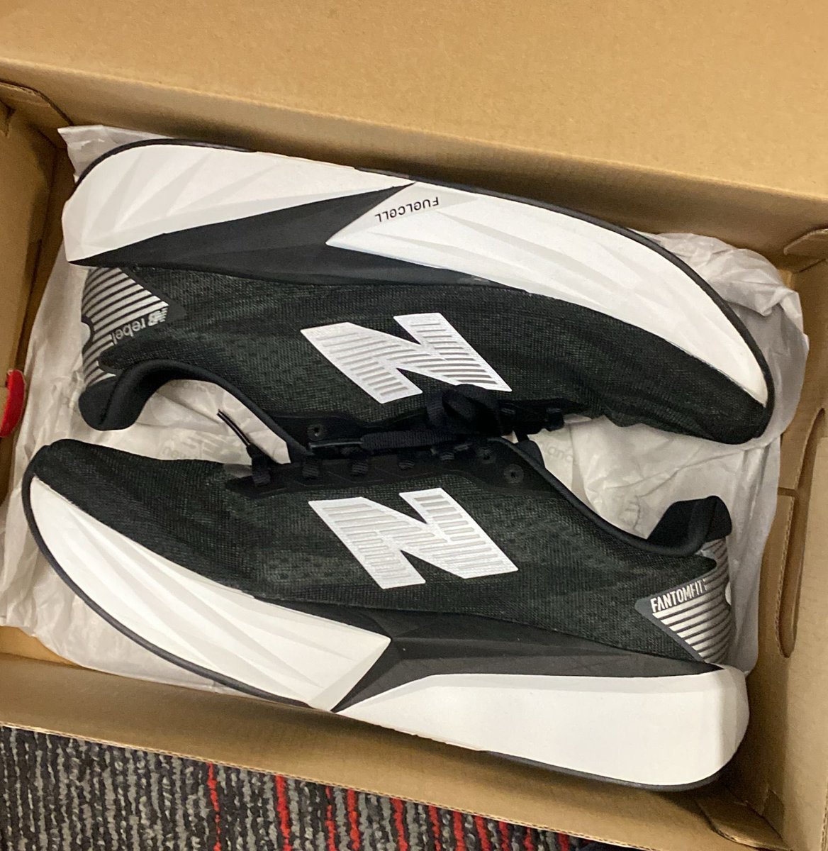 serendipreety's tweet photo. guys want to sell new balance rebel v5 harga 1.5 new belum dipake karena salah size ini size 42 

tag wts wtb new balance nb jual https://t.co/PeviDzccH1