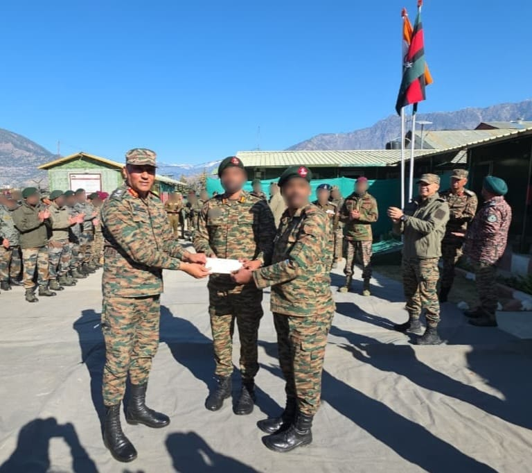 airnewsalerts's tweet image. 🔸In Jammu and Kashmir, GOC-in-C Northern Command Pratik Sharma visits #Kishtwar and commends troops for the successful conduct of #OperationTrashi. Three terrorists, including Saifullah of #JaisheMohammad, were killed in an encounter last Sunday. 

🔸Lt Gen Sharma lauds the