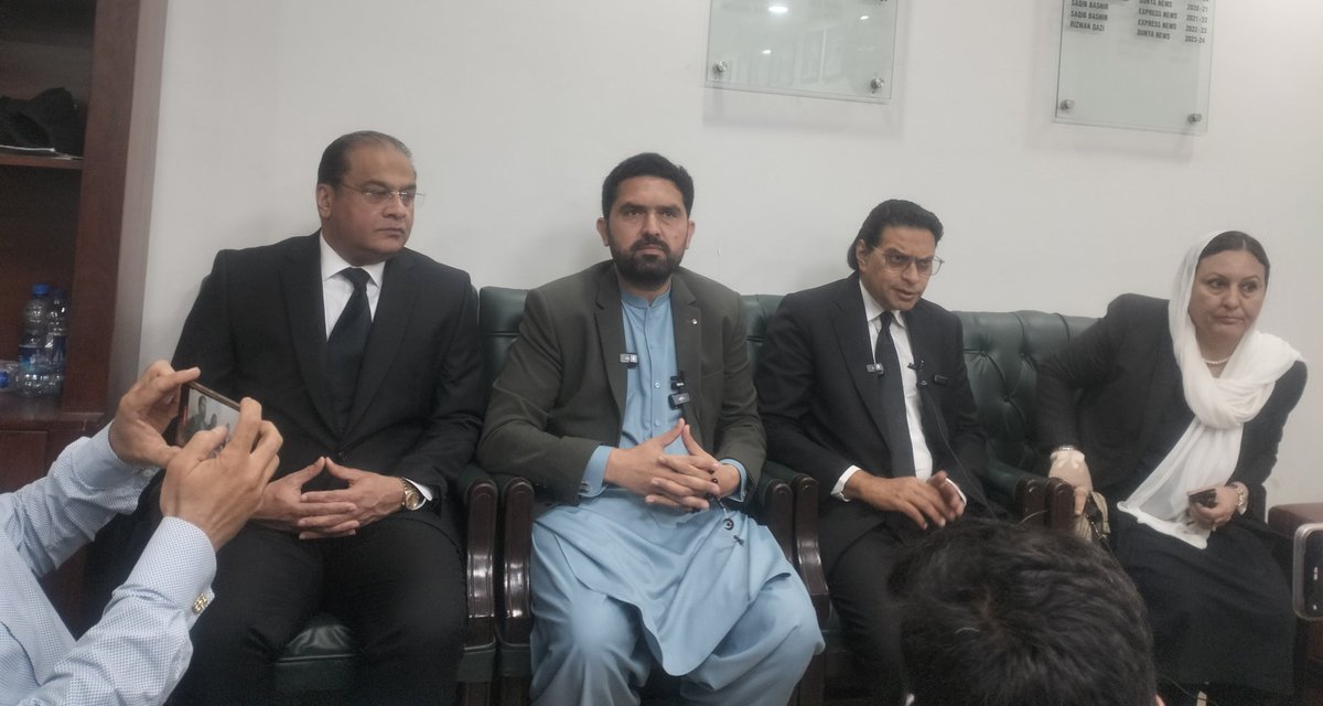 ShakirAwan88's tweet photo. میں رمضان میں روزے کی حالت میں روسٹرم پر گیا اور چیف جسٹس کو سلام بھی کیا مگر انہوں نے سلام کا جواب بھی نہیں دیا اور اٹھ کر چلے گئے ،سہیل آفریدی کا شکوہ https://t.co/D5C9eJl2qO