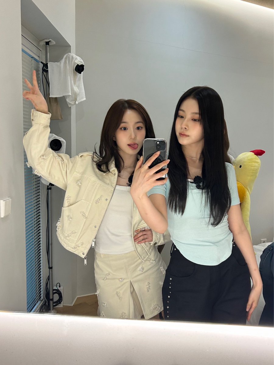 WE_NMIXX's tweet photo. 해원엉니 HBD🌷🧸💝
멋진 리더이자 소중하고 든든한 사람!
언니가 하고싶은 것들 다 이뤘으면 좋겠어요🍀 앞으로도 멋지고 좋은 일들 같이 해냅시다💪🤍 러뷰😘

#NMIXX #엔믹스 
#규진 #KYUJIN 
#해원이로_가득찬_오늘
#HAEWON_AND_ONLY https://t.co/DK0xqxroyZ