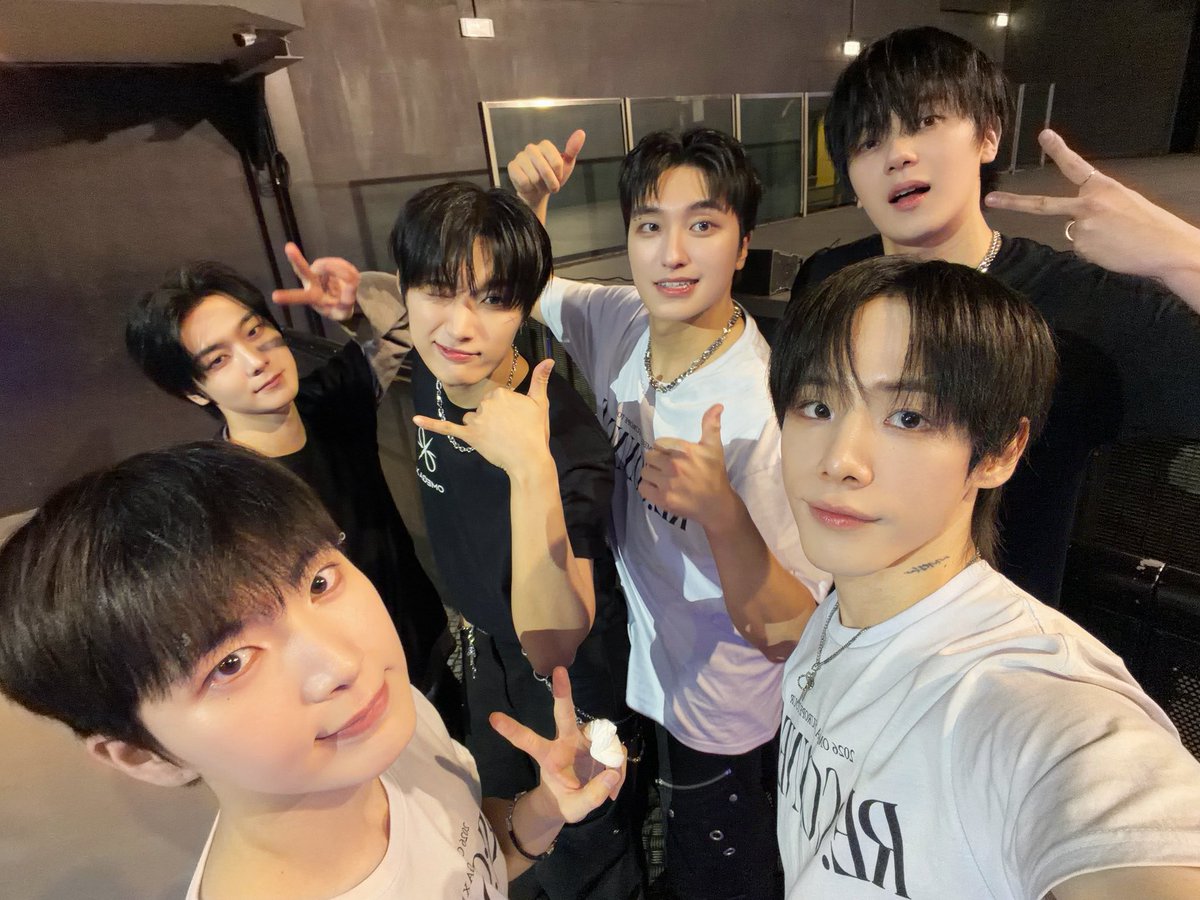 naging_00's tweet photo. 진우 얼굴 선 많이 굵어졌다 생각했는데
엉아들 옆에 있으니까
걍 아강이 https://t.co/yx3uGO4u66