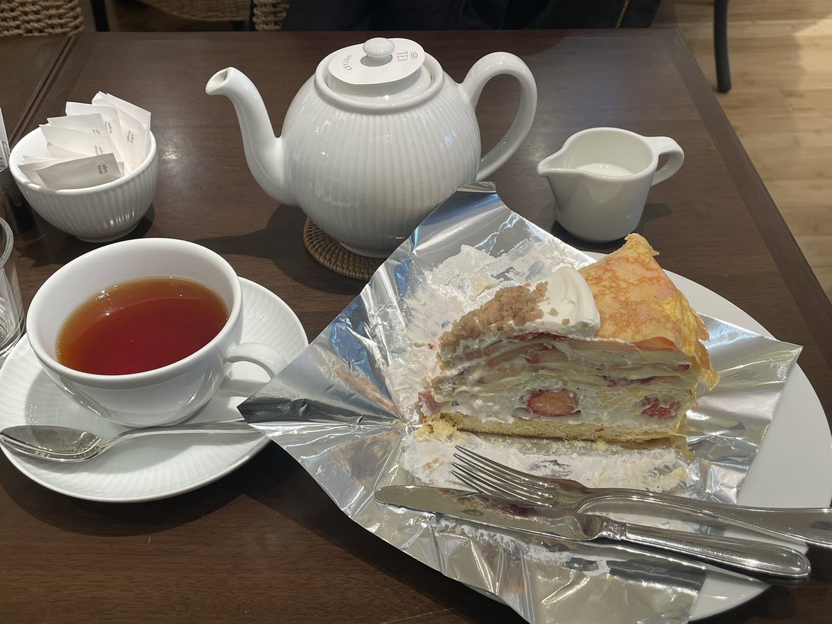 mkdcmr's tweet photo. ルミネのチケットがあったのでハーブスへ🫖
いちごのミルクレープ美味しかったけど、気分はもう少しクリームっぽいものだったかも😂
今月出先でカフェに行く機会が多かったり、少し贅沢しちゃったので3月は節制せねば🙂（1人でない時は除く） https://t.co/4wxtsbw94P