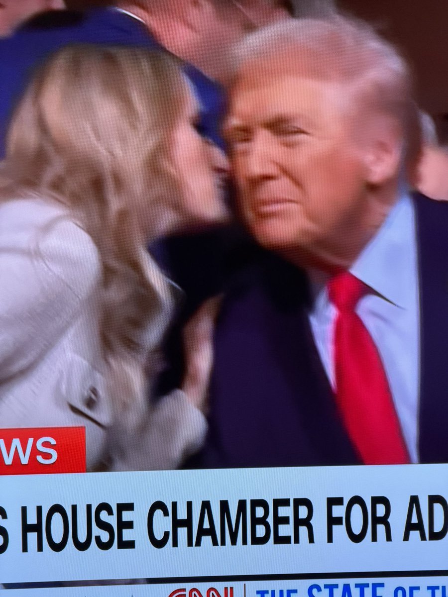 This was a very poor cheek kiss attempt #stateoftheunion