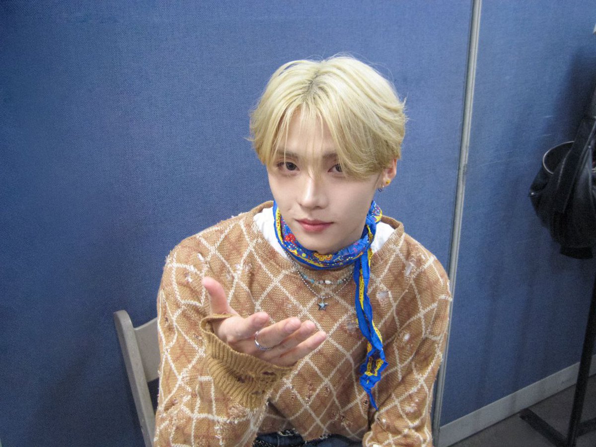 ᅠ
Caramel argyle and a cobalt ribbon at his throat—he leans close, palm open like a whispered promise. Star-kissed charm and velvet gaze, tender as dusk in a backstage hush.
ᅠ