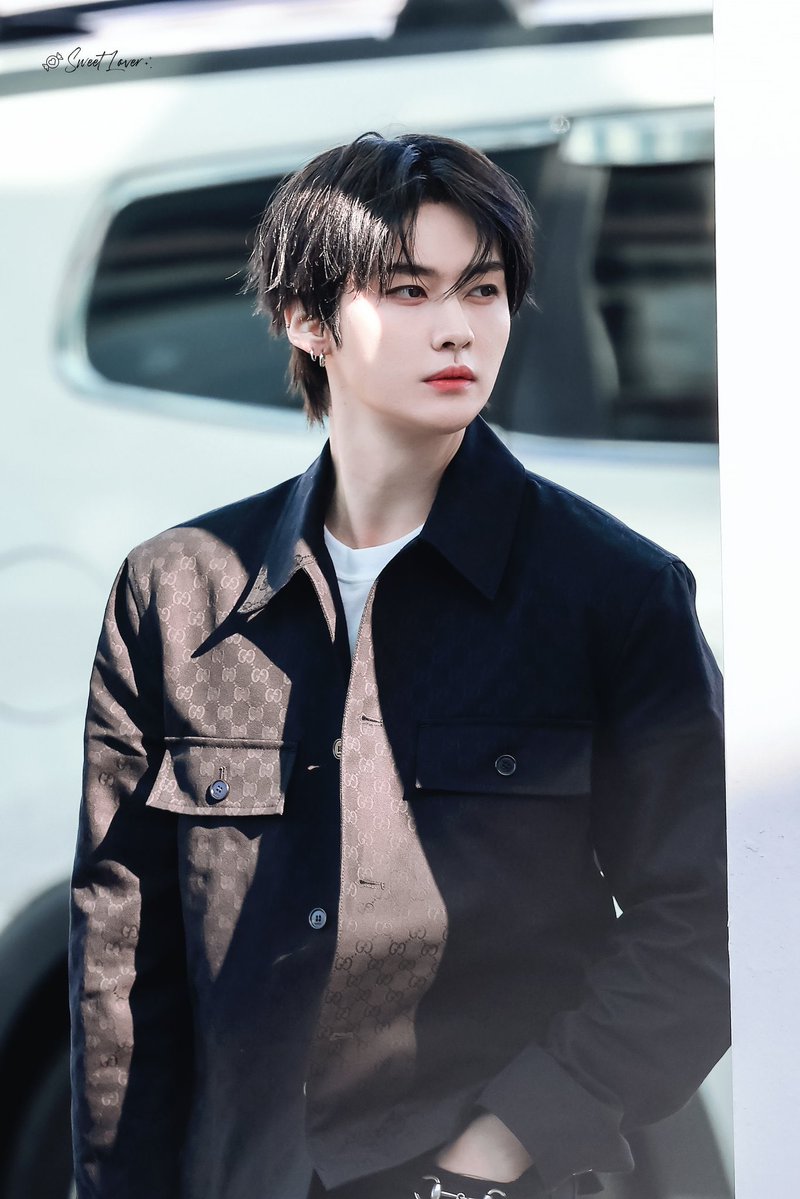 와 이거 ㄹㅇ 뭔 로판 표지 그림체

#LeeKnowXGucciMFW
#GucciPrimavera