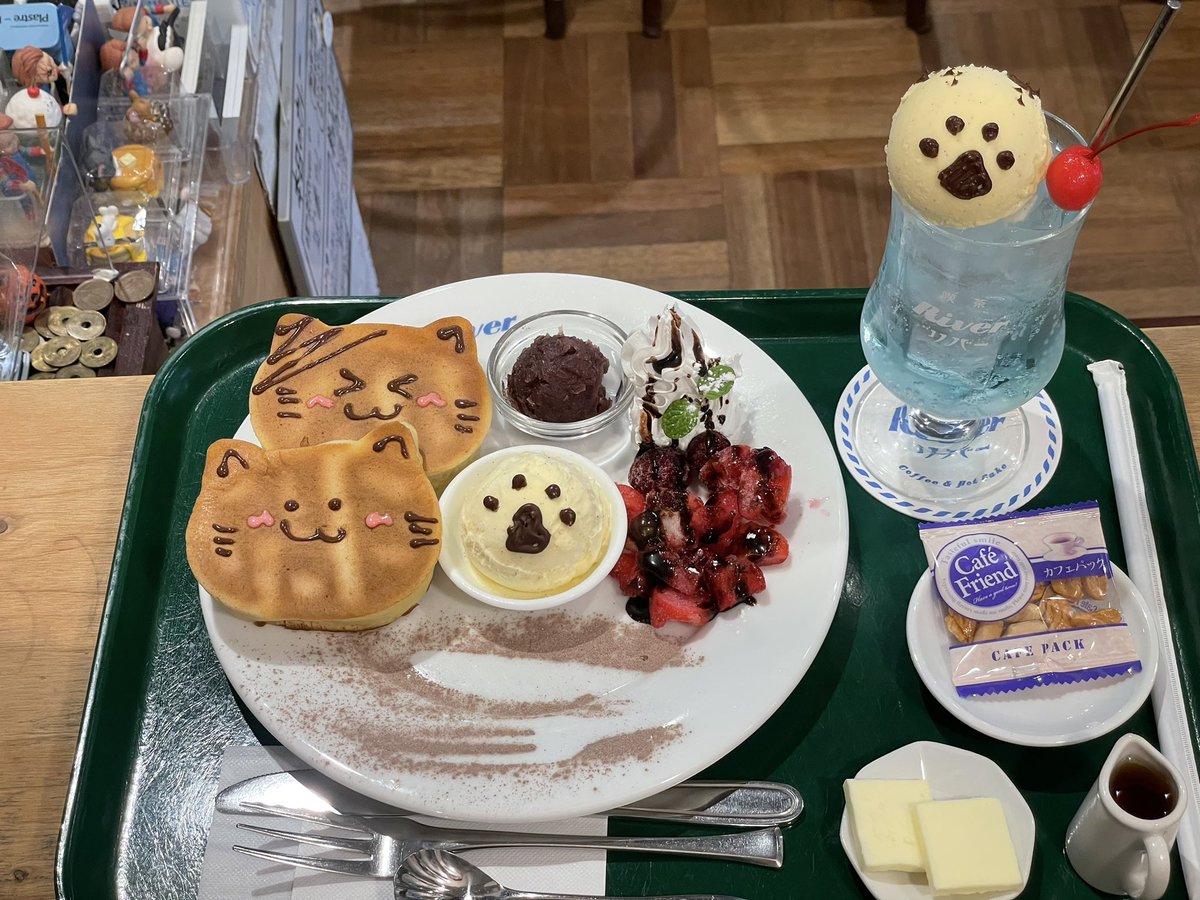 小ぶりに見えるけど、1匹にホットケーキ1.5枚分がぎゅぎゅっと詰まっているボリュームたっぷりのねこの形をしたホットケーキに、肉球の描いたアイスクリーム🐾
優しい味わいのおぐらと、チョコがけのホイップ＆ミックスベリー付き🍫🍓🫐🌿

🐈おにゃーげホットケーキ🐾
2匹 1,000円／3匹1,200円