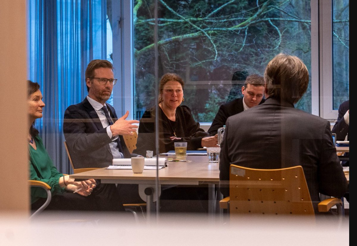 Kijk Sjoerdsma daar nou eens zitten. Op z'n eerste werkdag. Bij allemaal pro-Hamas NGO's. Sjoerdsma is nu de grote meneer met de portemonnee vol met ons belastinggeld. Dat gaat Hamas en NGO's geen windeieren leggen.