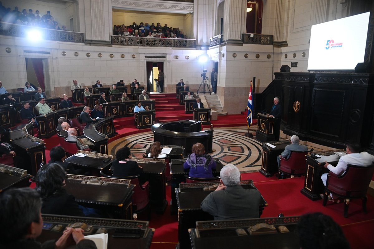 La Audiencia Pública Parlamentaria «50 Años del Poder Popular en #Cuba», celebrada en el Capitolio, fue un merecido homenaje a #Fidel, su principal artífice, y al pueblo, protagonista de cada tarea.

La máxima fidelista: "el poder del pueblo, ese sí es poder", sigue vigente.