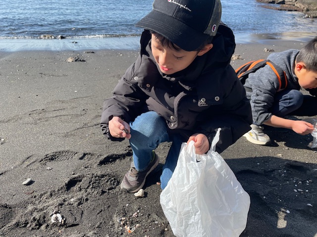 ファミリー野遊び教室 ～ビーチコーミングと海岸散歩～
暖かい気候の中、ビーチコーミングに行ってきました。貝殻や漂着物を観察し皆さんのお気に入りを拾いました。海洋ゴミ問題のお話もしました。きれいな物以外に人の営みで海が汚されていることを実感…
美しい海をいつまでも残していたいですね。