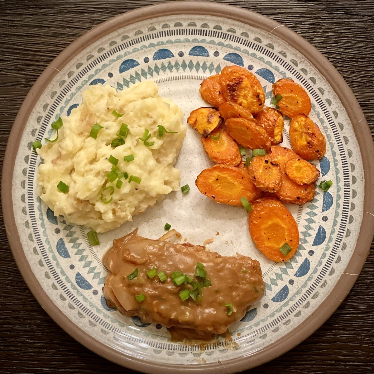 Tonight’s dinner via <a href="/HelloFresh/">HelloFresh US</a>. Smothered pork chop, mashed potatoes and roasted carrots!