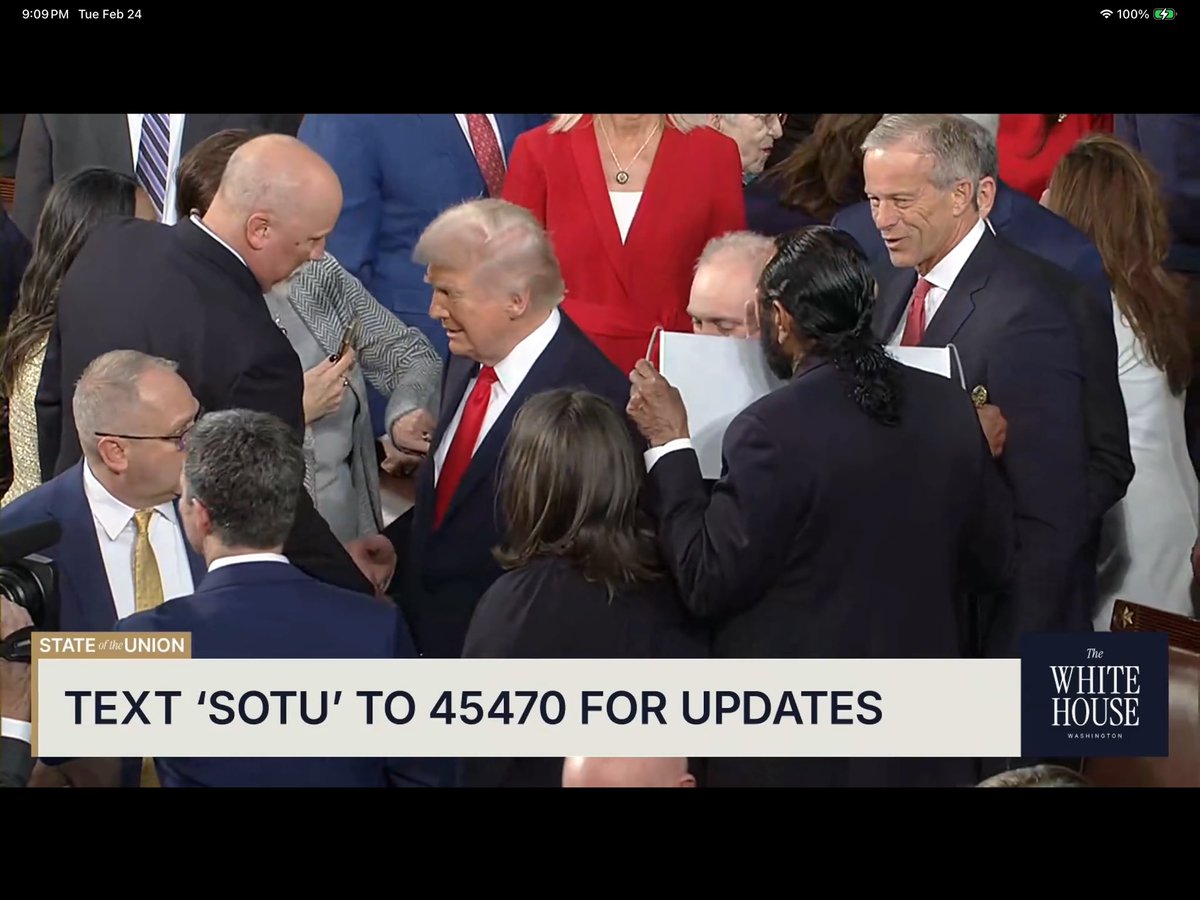 DrVooDoo13's tweet image. I f*cking hate  Al the caveman Green

He’s the little bitch holding the sign

And waves a cane like a crazed ass lunatic

I have zero respect for this pitiful excuse of a human being - a sub human at best