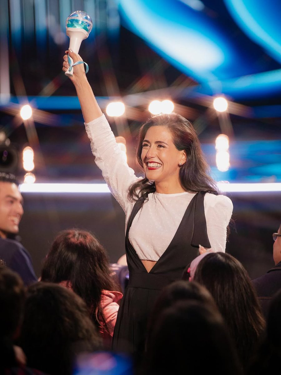 nmixxpics_'s tweet photo. The Mayor of Viña del Mar, Macarena Ripamonti, photographed at the festival holding the NMIXX lightstick, “MIXXSTICK.” https://t.co/bz46EjSFvx
