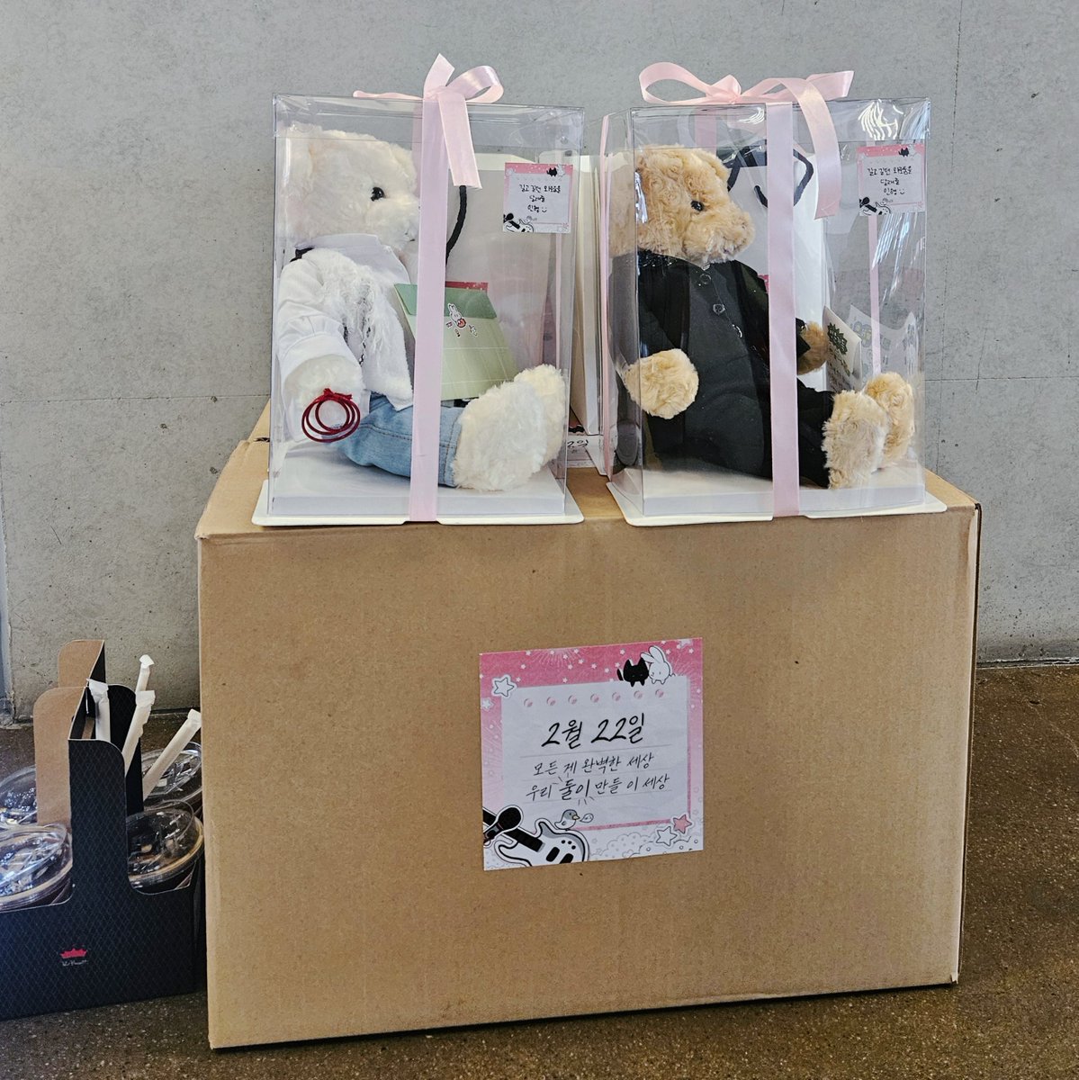 260222 뮤지컬 <트레이스 유> 낮공 서포트 🎸

2월 22일,
모든 게 완벽한 세상
우리 둘이 만들 이 세상✌🏻

이종석&amp;변희상 배우님이 만들 세상과
캐스팅 변경으로 만나게 된 정재환 배우님을 응원하며 도시락 서포트 진행했습니다💗