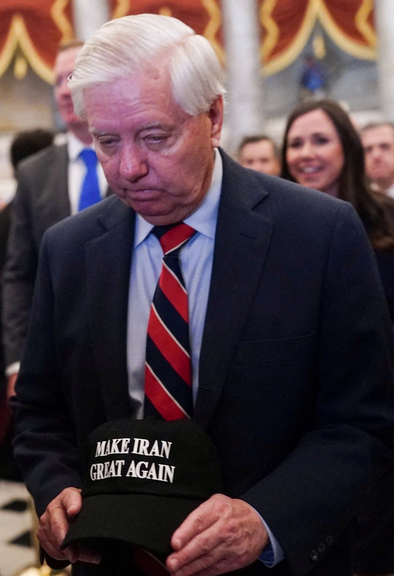 عمو لیندزی گراهام هم دوباره
با کلاه make iran great again به سخنرانی اومده.