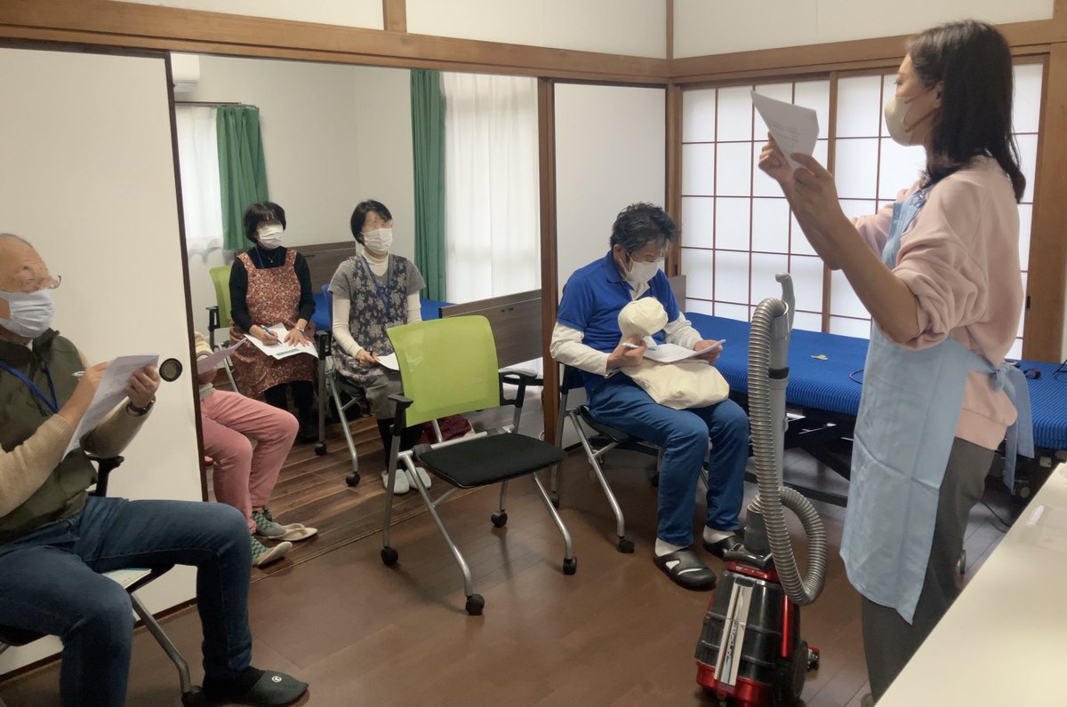 m_jinzai's tweet photo. \\武蔵野市認定ヘルパー養成研修// 
住宅を使用して家事援助の演習
掃除機のかけ方、お手洗い・お風呂場のお掃除
お買い物代行のロールプレイング

あなたの手を市民の支えに🍀 https://t.co/phOrMDLzqa