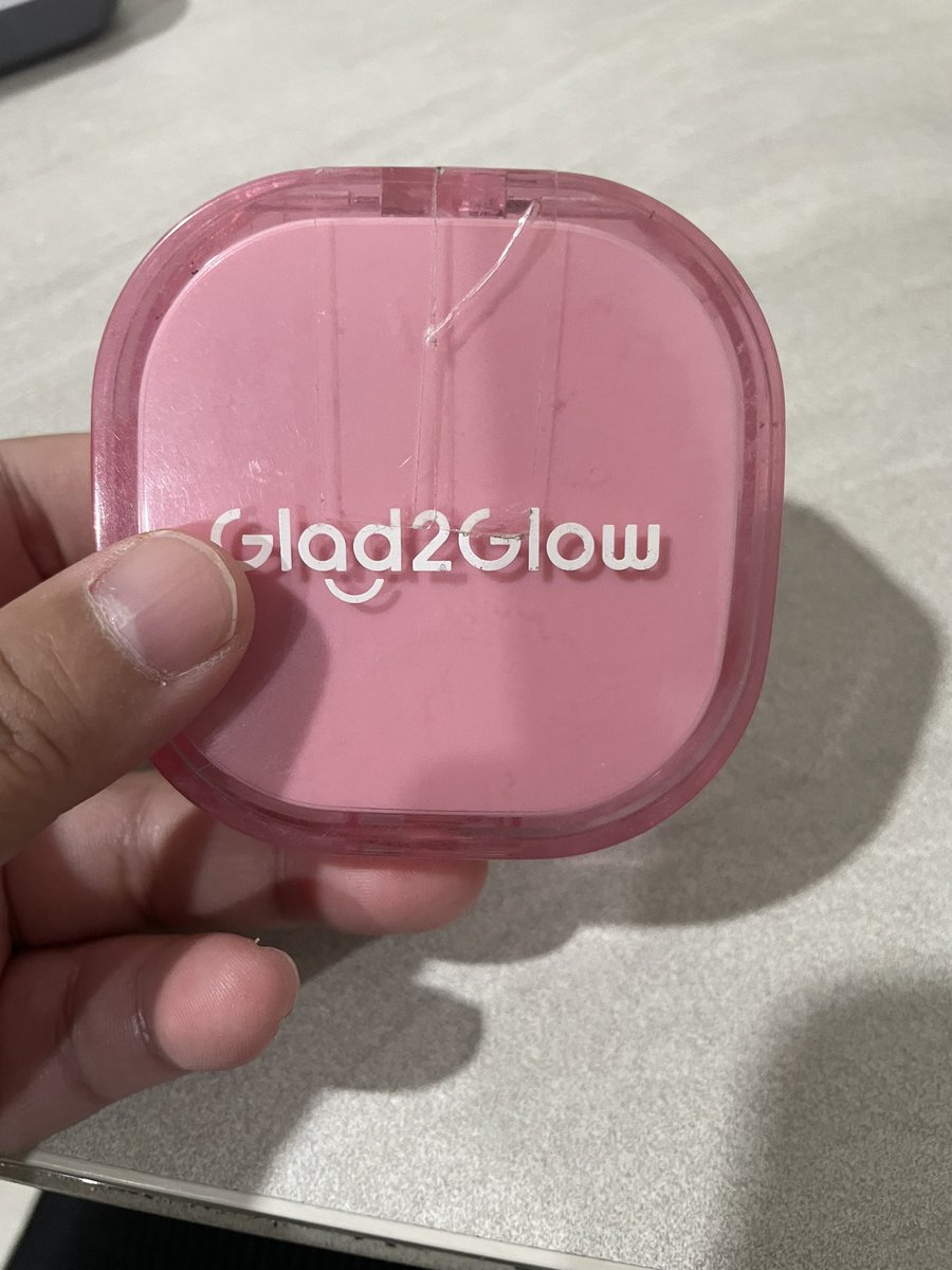 #GLAD2GLOW รู้จักแบรนด์นี้เพราะอาโปได๊ คุชชั่นใช้ดีมาก ชอบมากแต่ตลับแตกง่าย เสียดายเลยเอาเทปใสพันละใช้ต่อ 🤣🤣 ความเสียดายของขอวสาวเจนวาย 🤣🤣🤣