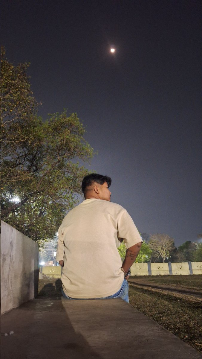 legion_sid's tweet photo. @ICC  doesn’t try to shine like the sun — it simply reflects, and that’s enough.
.
.
#moonlight🌙 #eveningvibes https://t.co/SWA7jLc55y