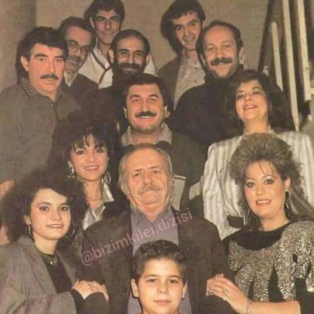 Bizimkiler dizisinde zeytinyağının kötülendiği sahneye çok önceden denk gelmiştim. Bu gün başörtülü birinin milletvekili olmasının kötülendiği bölüme denk geldim. Merakımı iyice kesbetti. Oturup baştan sona atlatarak izleyecem. Bakalım toplum mühendisliği ne boyutta..