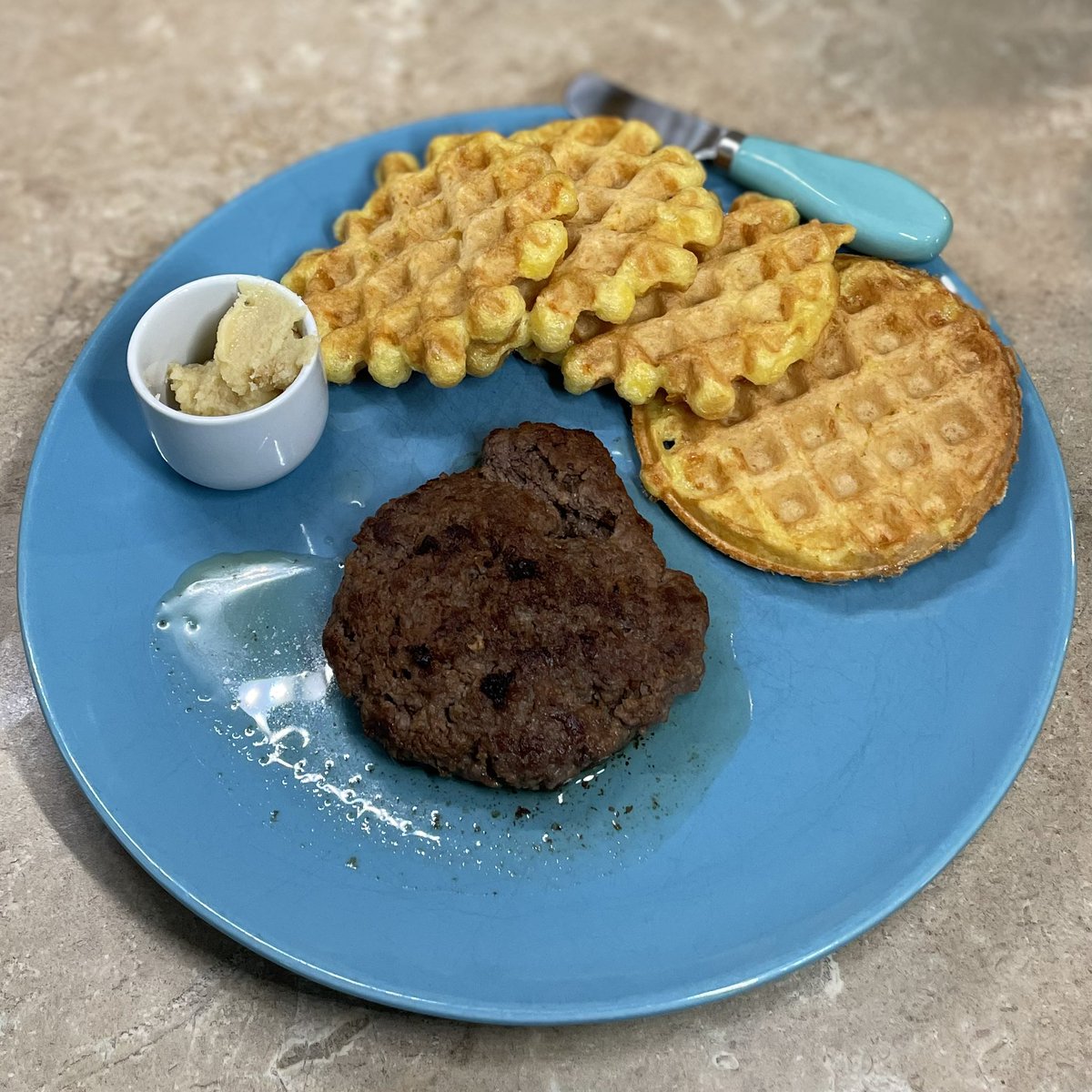 CarnivoreFriend's tweet image. What I ate today:

I started my day off with a hot mug of broth then had a 6oz burger patty with 3 fried eggs.

For my 2nd meal I had another 6oz burger patty with 4 eggy waffles and some ghee to spread on them. 

#Carnivore #CarnivoreDiet #Keto #KetoDiet