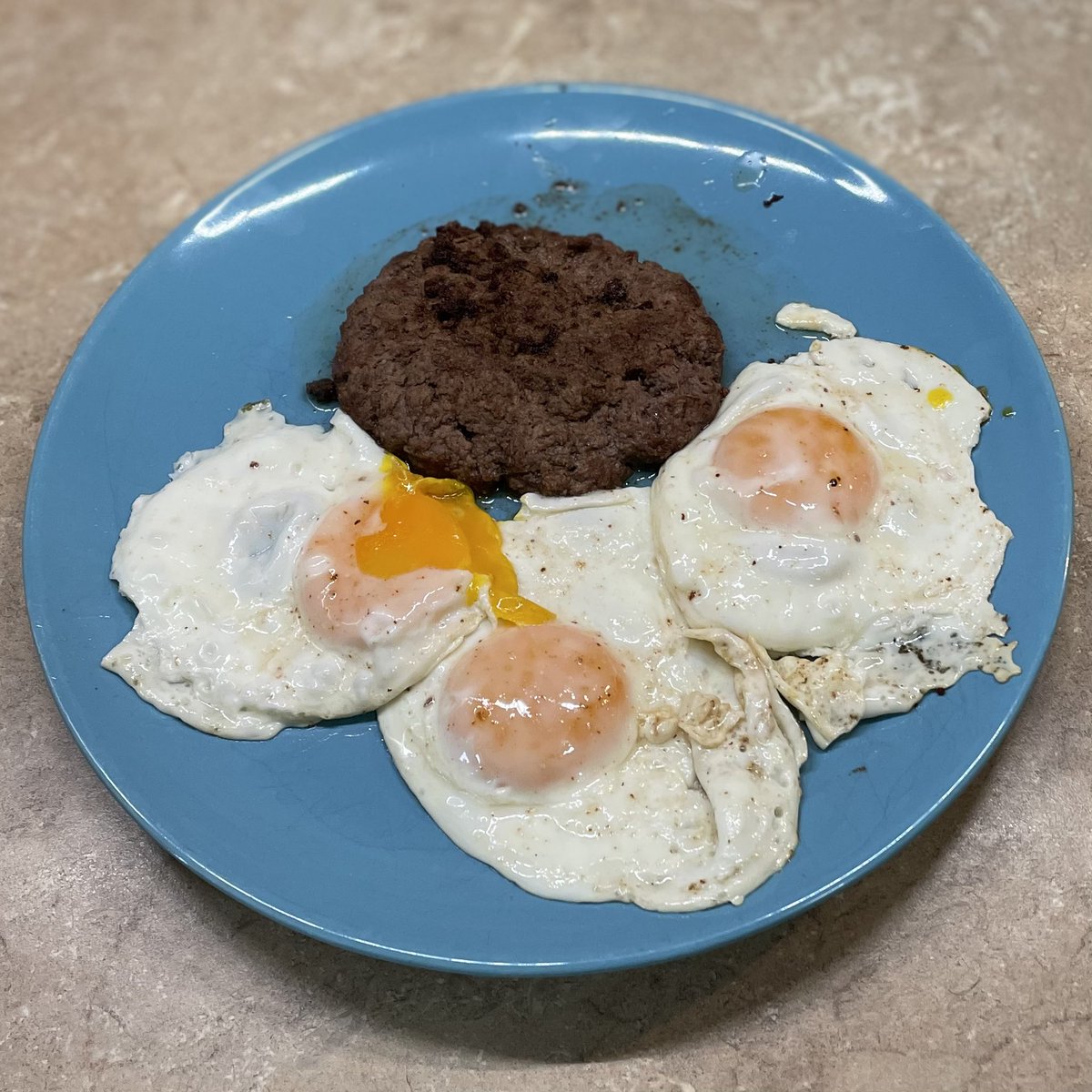 CarnivoreFriend's tweet image. What I ate today:

I started my day off with a hot mug of broth then had a 6oz burger patty with 3 fried eggs.

For my 2nd meal I had another 6oz burger patty with 4 eggy waffles and some ghee to spread on them. 

#Carnivore #CarnivoreDiet #Keto #KetoDiet